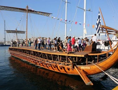 Ατύχημα για την Ευγενία Μανωλίδου -Επεσε από τριήρη στη θάλασσα (φωτο)